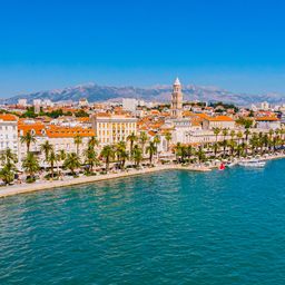 Vue côtière sur le port de Split