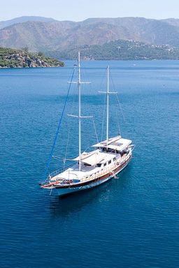 Gulet ancré devant une île