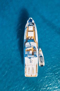 Yacht de luxe avec canot