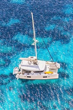 Catamaran ancré dans une eau claire