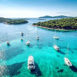 Costa croata con yacht