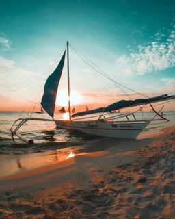 Bateau à balancier échoué sur le rivage